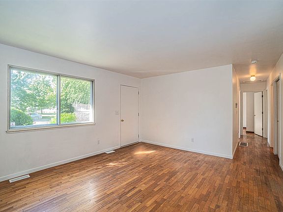 3rd image of 3170 Coventry Dr