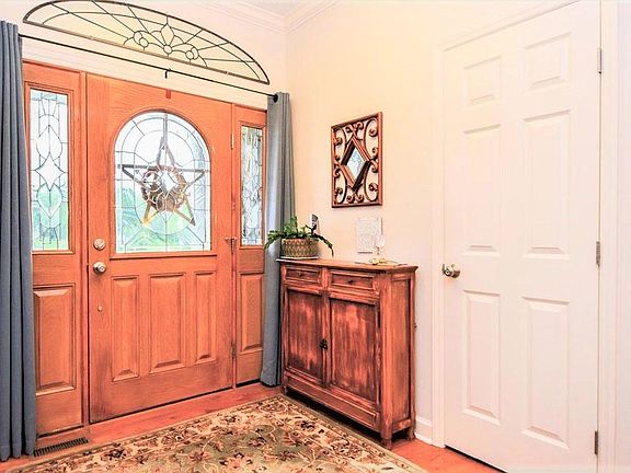 3rd image of 107 Country Ln