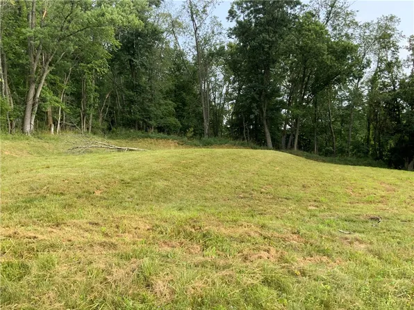 2610 E Finley Dr, Claysville, PA 15323