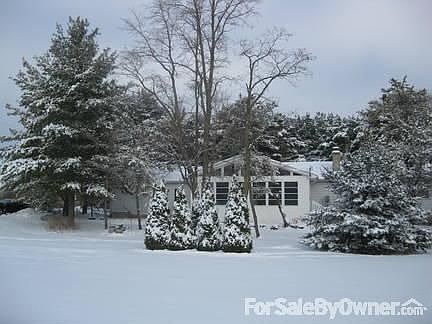 Spacious 3-season room
						:
						Enoy socializing and country sunsets is this beautiful room.