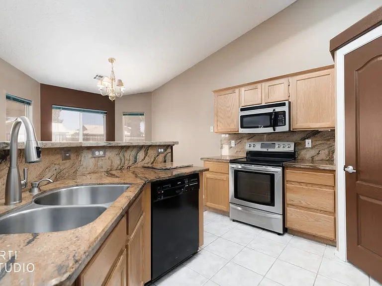 553 Emperor Ln — Photo 10