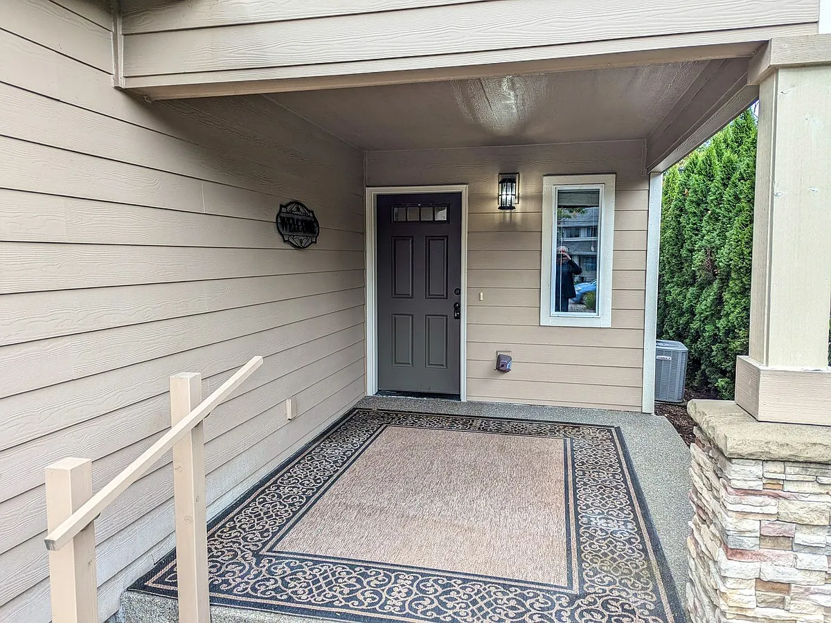 Building Photo - 407 & 409 Madrona Ave SE