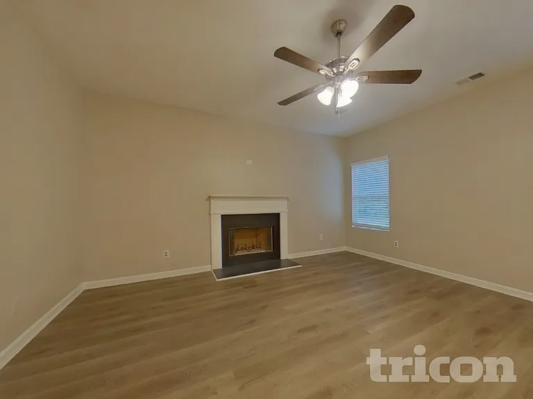 418 Daffodil Dr — Photo 2