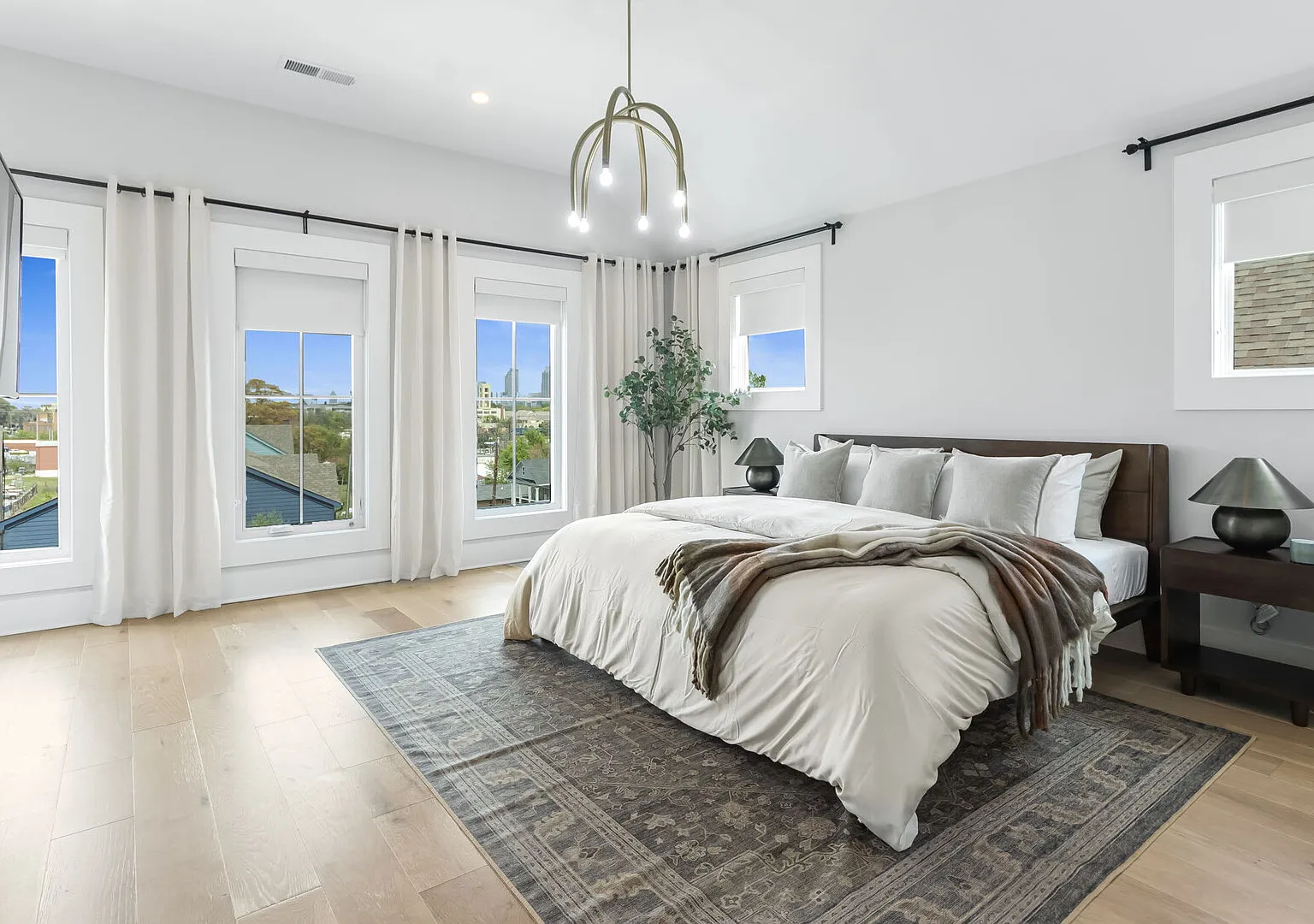 The Blackstone Manor - 4BR Home with Skyline View — Photo 1
