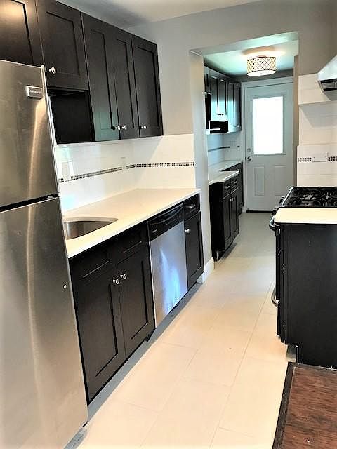 Kitchen-lots of cabinets