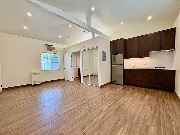 16006 Bassett St — Photo 4