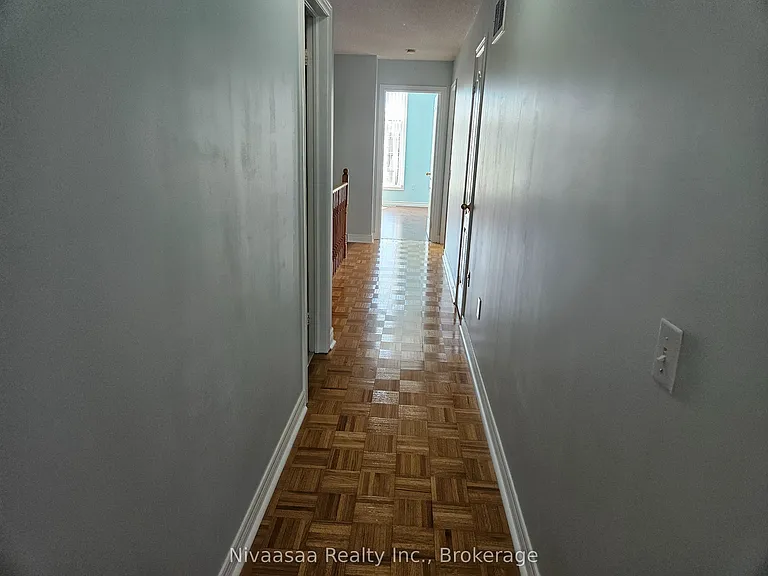 926 Ledbury Cres — Photo 13