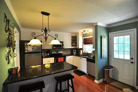 Splendid Granite Countertops Are a Welcomed Plus