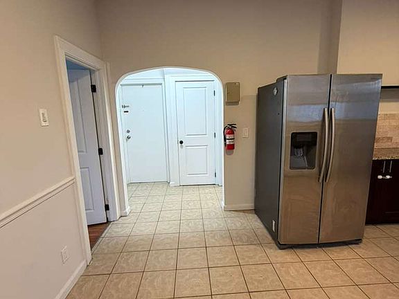 entrance and eat in kitchen