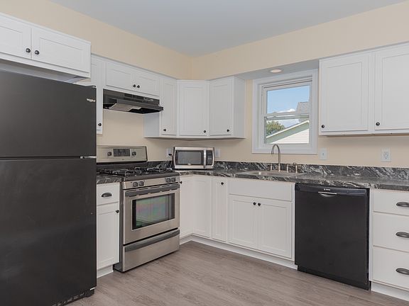 4th image of 558 S Shore Blvd