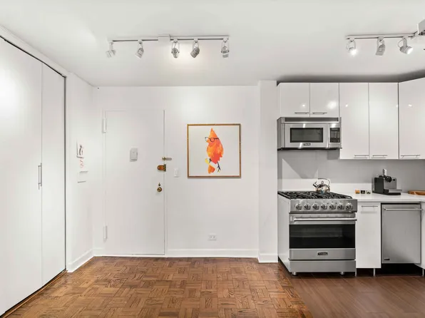 251 East 51st Street image 10 of 23