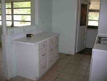 3rd image of 713 SE 9th Cir S