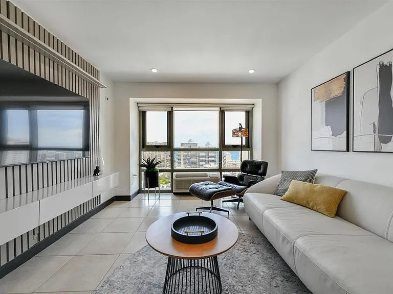 103 Avenue De Diego #1802 — Photo 4