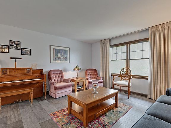 3rd image of 820 Hillcrest Blvd