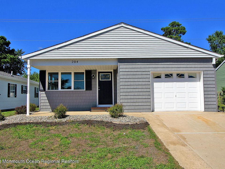 1st image of 204 Torrey Pines Dr