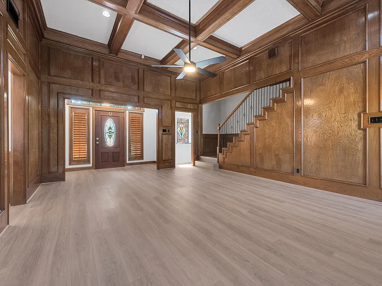 543 Indian Creek Dr — Photo 3