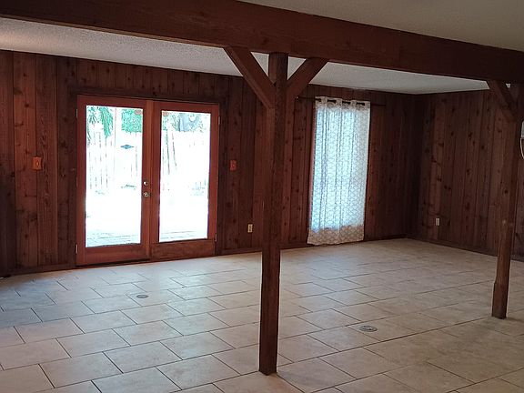 Huge Family Room, Beautiful Tile floors thru out entire Home