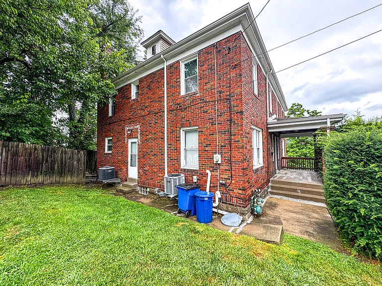 2425 Saranac Ave — Photo 22