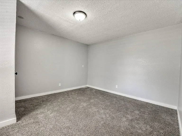 1209 NE 42nd St — Photo 17