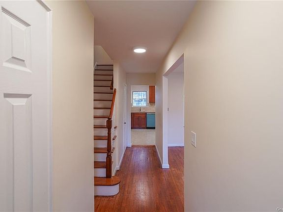 5th image of 3883 Amundson Ave