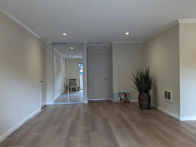 Live Oak Apartments — Photo 18