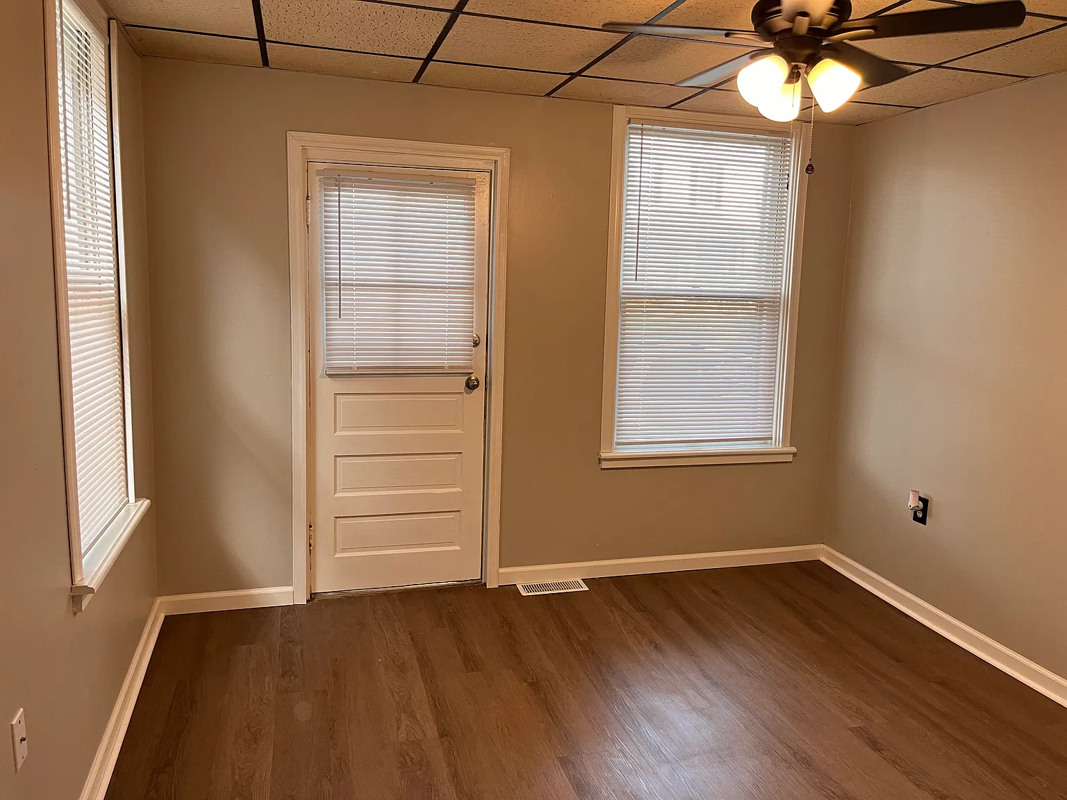3 bed, 968 sqft, $1,295 — Photo 1