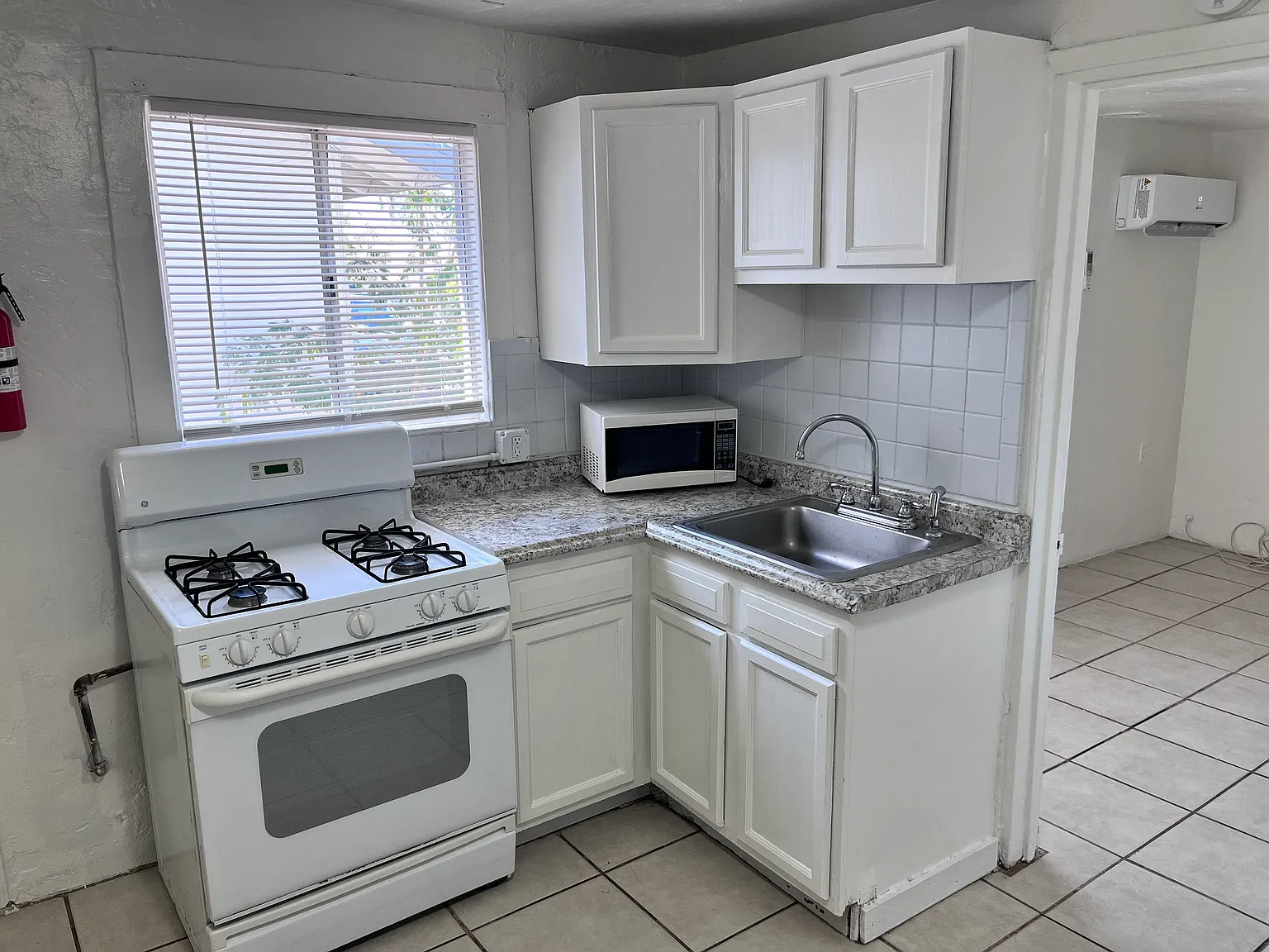 2 bed, 400 sqft, $1,075 — Photo 1