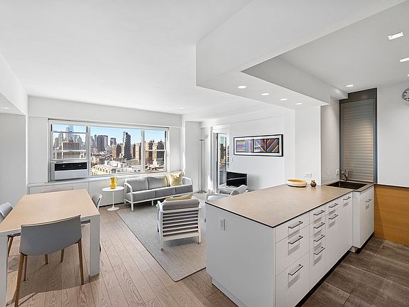 3rd image of 573 Grand St APT D1707