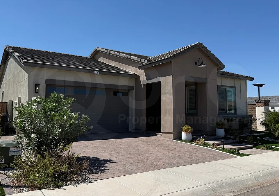 1315 E Eleana Ln