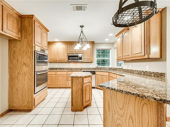 2nd image of 7208 Hollow Oak Trl