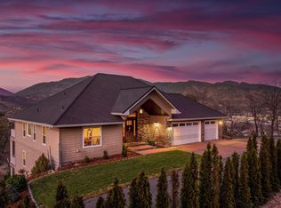 1909 NW Crown St, Grants Pass, OR 97526