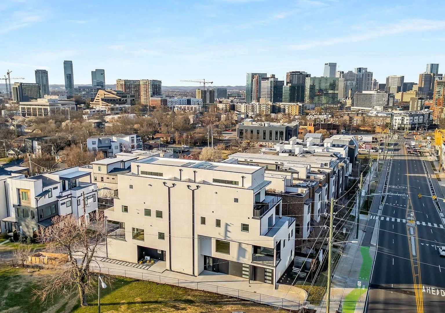 One-Of-A-Kind 4br/3.1ba High-Rise Living In Nashville! — Photo 2