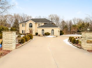 25813 N Arrowhead Dr, Mundelein, IL 60060