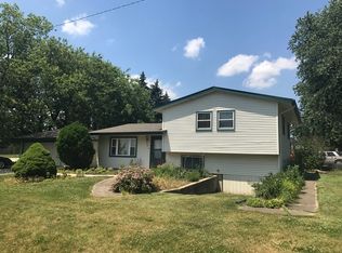 30 McKinley St, Lake In The Hills, IL 60156