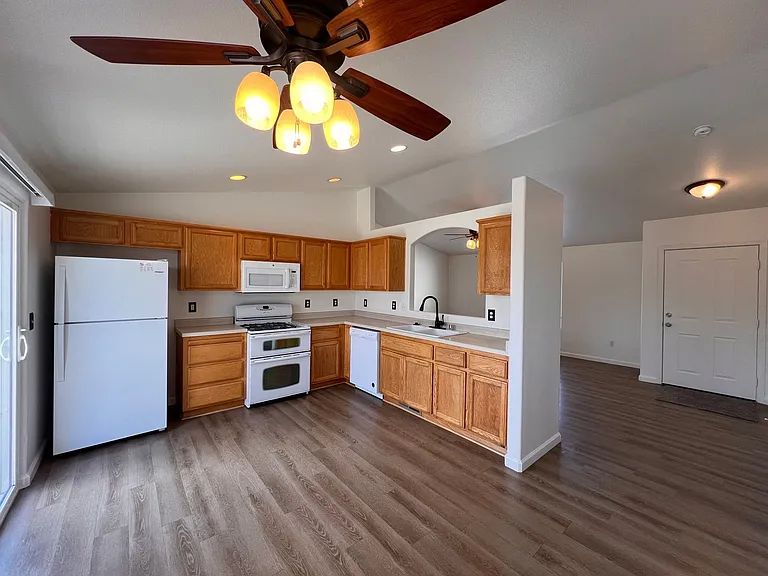 122 Prairie Ln — Photo 3