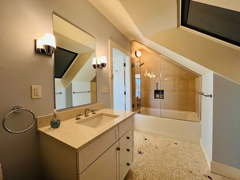Third floor full bathroom