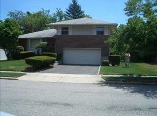 8 Radnor Rd, Plainview, NY 11803