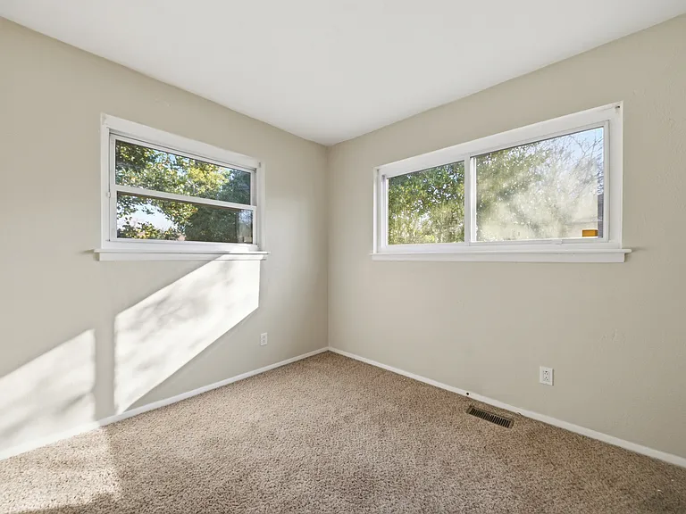 572 Rose Marie Ave — Photo 14
