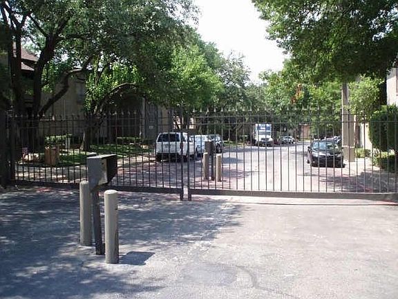 4th image of 10410 High Hollows Dr #230