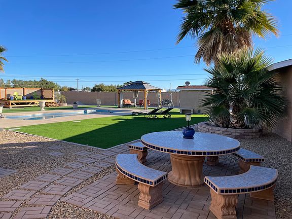 Outdoor dining seats 8