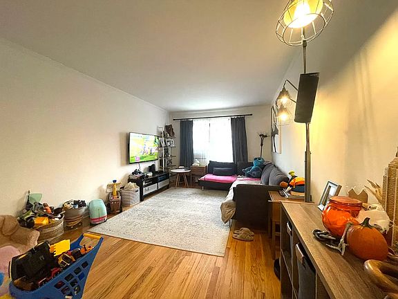5th image of 2352 29th St