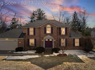 2824 Hunter Heights Dr, West Bloomfield, MI 48324