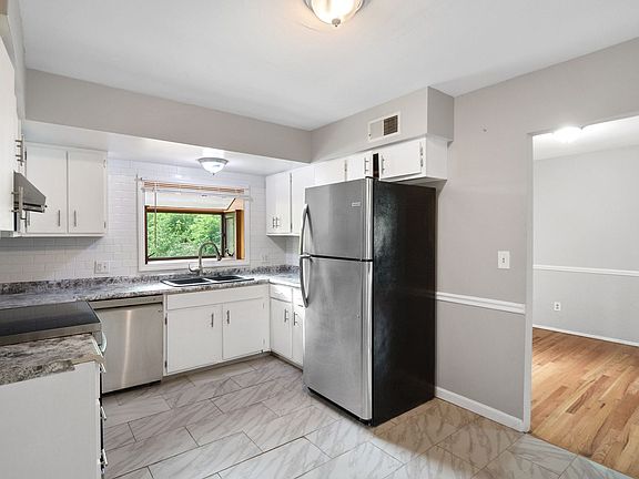4th image of 8 Gray Brooke Ln