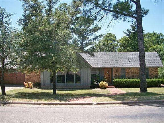 2nd image of 704 W Pecan St