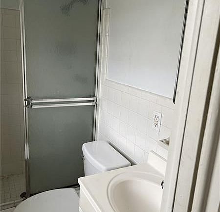 4th image of 935 NE 33rd St