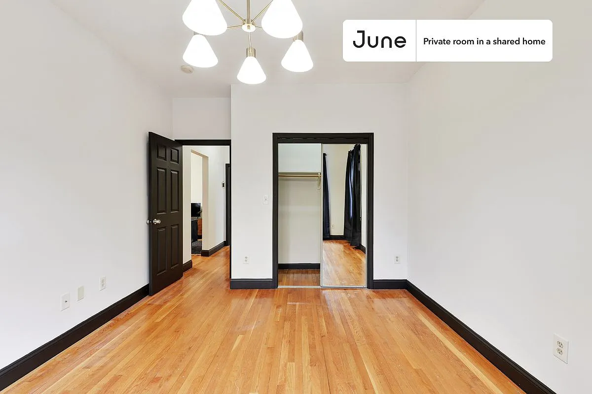 Queen bedroom in 4 bed/2.5 bath home in Brighton #387 B — Photo 4