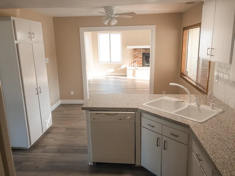 1202 Cambria Ct — Photo 4