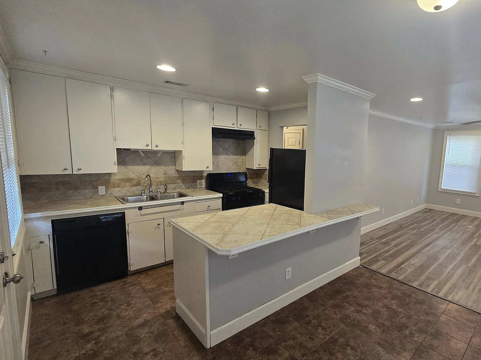 2 bed, 1.0 bath, 990 sqft, $950 — Photo 4