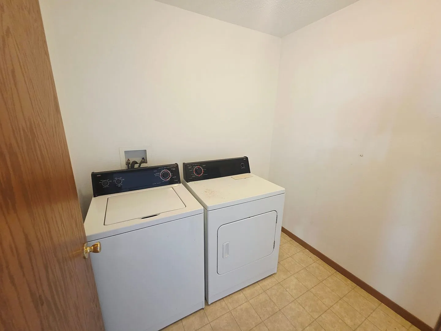 1909 Kyle Lane NW — Photo 2