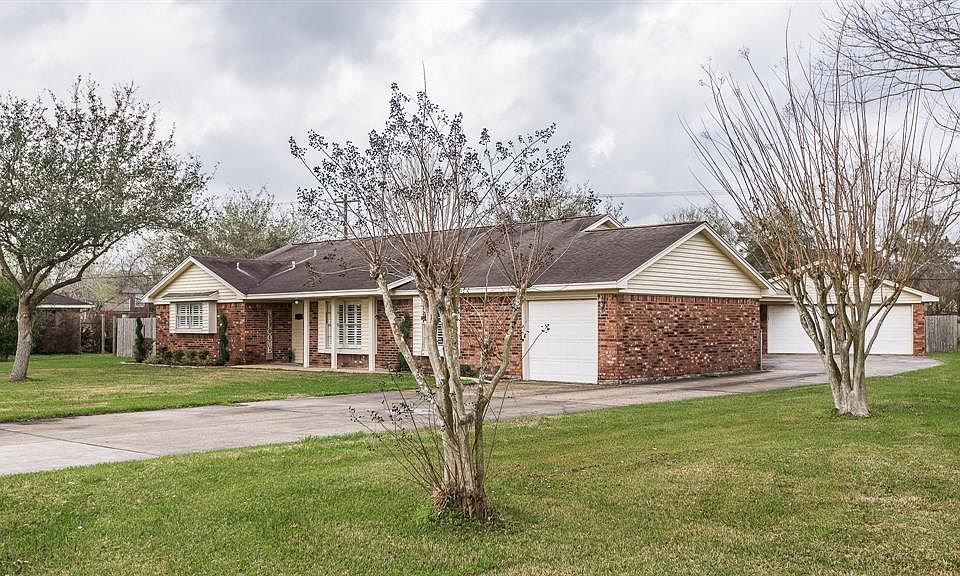 1st image of 2704 Longwood Dr